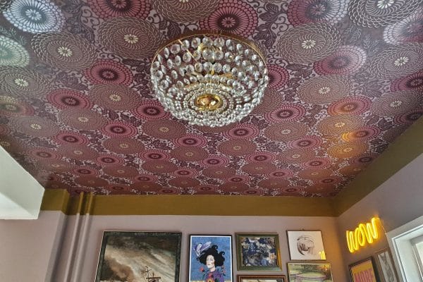 Comment coller le papier peint sur le plafond ?