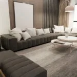 Salon moderne avec mobilier élégant et fonctionnel
