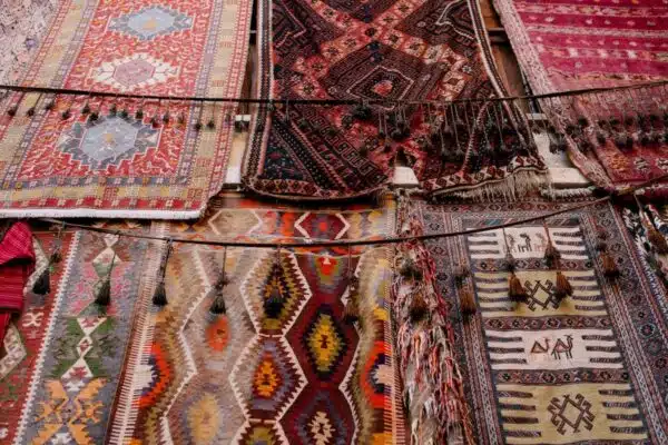 Les secrets pour choisir le tapis parfait et sublimer votre décoration d’intérieur