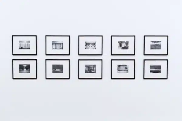 Créer un mur de cadres réussi : astuces et conseils pour une décoration intérieure harmonieuse