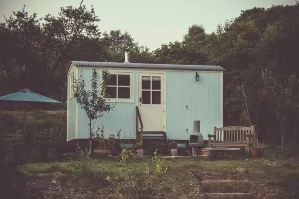 Optimisez l’espace dans une petite maison grâce à ces idées de rangement astucieuses