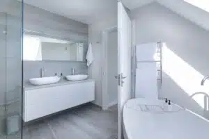 Créer une salle de bains à la fois pratique et esthétique : les astuces à connaître