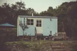Optimisez l’espace dans votre petite maison grâce à ces astuces ingénieuses