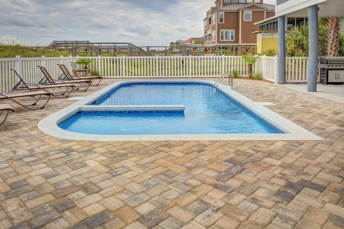 Les tendances actuelles pour donner une nouvelle vie à votre piscine : découvrez les solutions de revêtements et de relooking