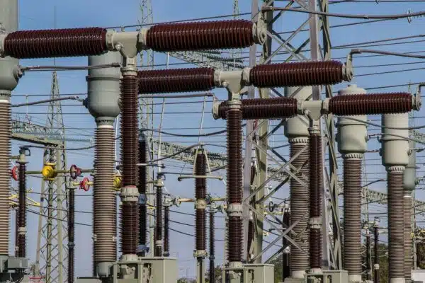 Branchement disjoncteur différentiel triphasé : installation et sécurité électrique