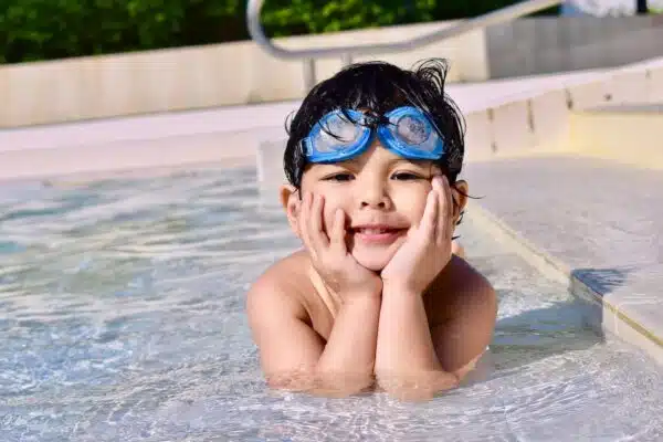 Normes de sécurité essentielles pour protéger les enfants autour de la piscine