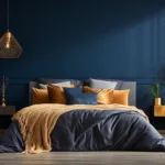 chambre élégante avec murs bleu nuit et accents dorés