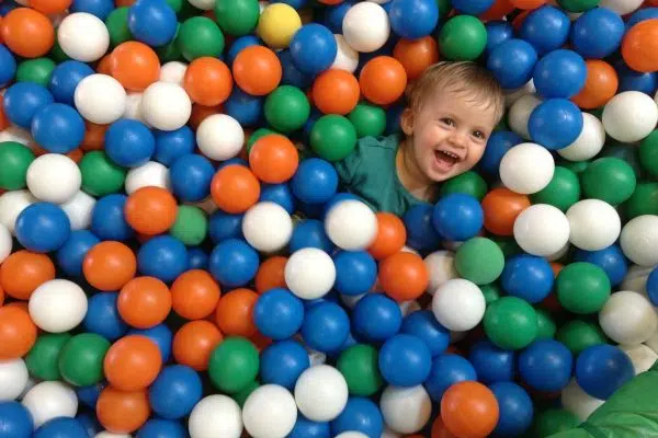 Piscine à balles ou tente à balles : Que choisir pour son enfant 