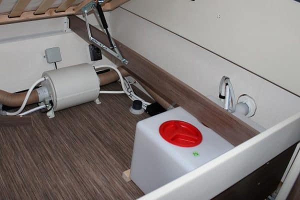 Comment nettoyer la conduite d’eau de ma piscine de coque ?