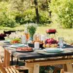 Coin repas au jardin : comment l'aménager avec style en 2026 ?