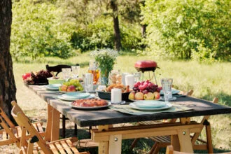 Coin repas au jardin : comment l'aménager avec style en 2026 ?