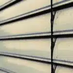 Comment débloquer un volet roulant coincé ?