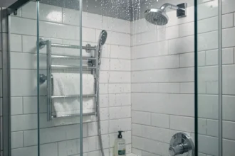 Douche moderne avec eau courante sur paroi en verre, illustration consommation d'eau par douche