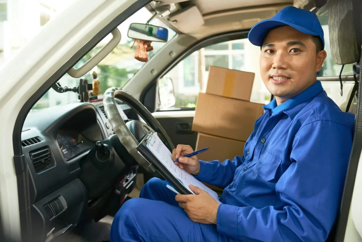 Conducteur vérifiant des documents avant de louer un camion de déménagement