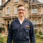 Technicien en isolation professionnelle devant une maison traditionnelle en Maine-et-Loire, représentant les meilleures entreprises d'isolation de la région