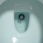 Robinet flotteur de chasse d'eau en fonctionnement dans des toilettes