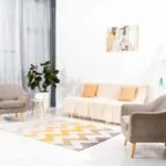 Salon moderne avec tapis coloré et décor élégant