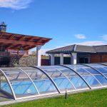 Les avantages insoupçonnés des abris de piscine : sécurité, confort et plus