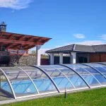 Les avantages insoupçonnés des abris de piscine : sécurité, confort et plus