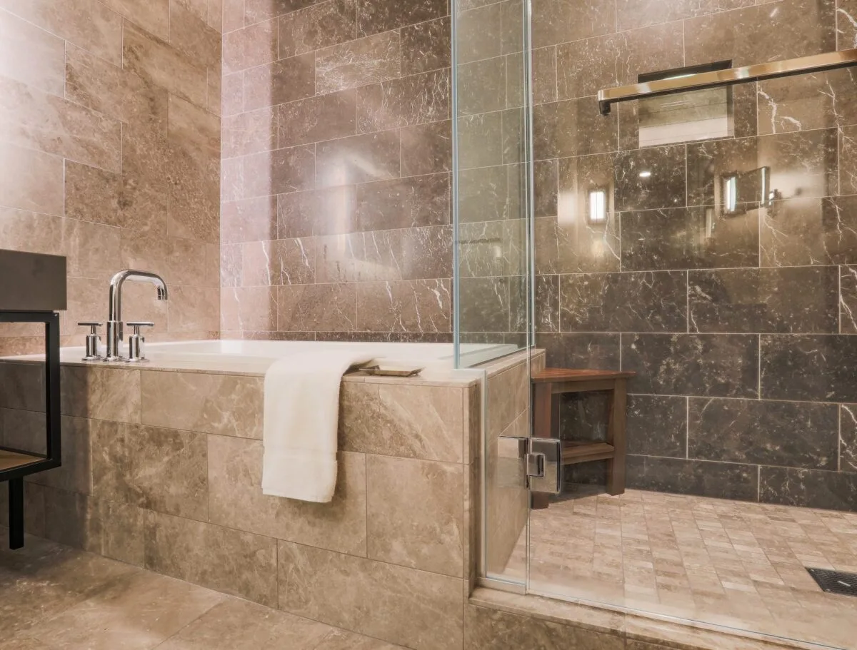 Salle de bain moderne avec carrelage en marbre et éléments en bois