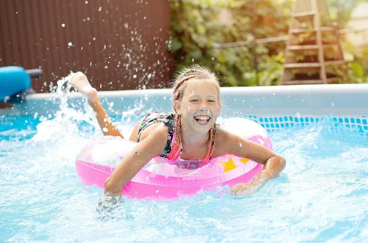 piscine hors sol installée dans un jardin ensoleillé